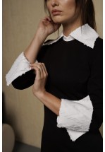 Чорна сукня зі зʼємними манжетами та коміром