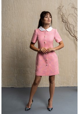 Рожева сукня з декоративними намистинами та коміром