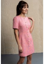 Рожева сукня з декоративними намистинами та коміром