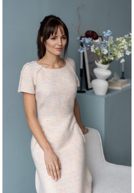 Бежева сукня із твіду оздоблена бахромою