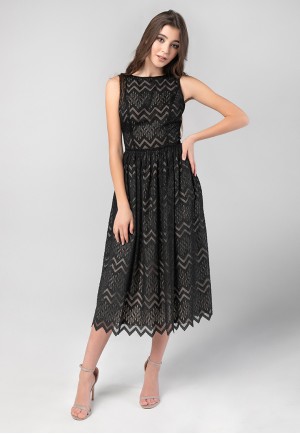 Шикарна чорна сукня з відкритою спиною