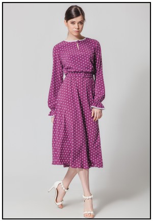 Баклажанна сукня міді в горошок