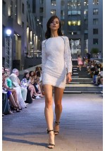 Белое коктейльное платье мини с бахромой