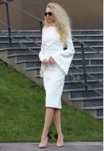 Біла сукня-футляр з рукавами-кльош