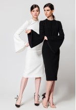 Біла сукня-футляр з рукавами-кльош