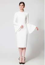 Біла сукня-футляр з рукавами-кльош