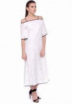 Белое платье из фактурной ткани