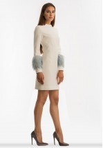 Белое платье с меховыми манжетами