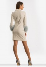 Белое платье с меховыми манжетами