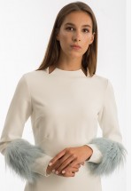 Белое платье с меховыми манжетами