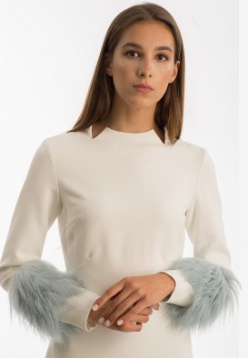 Белое платье с меховыми манжетами