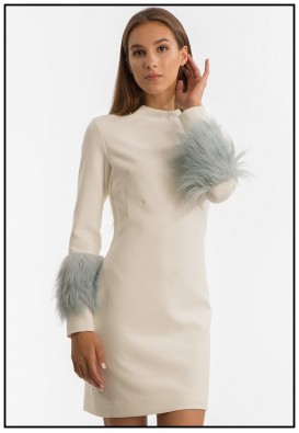 Белое платье с меховыми манжетами