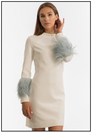 Белое платье с меховыми манжетами