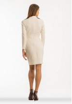 Біла сукня з прикрасою із пір'я страуса