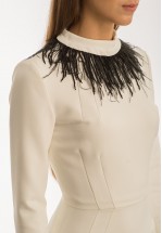 Біла сукня з прикрасою із пір'я страуса