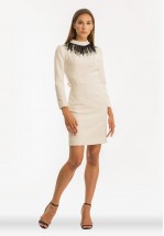 Біла сукня з прикрасою із пір'я страуса