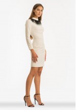 Біла сукня з прикрасою із пір'я страуса