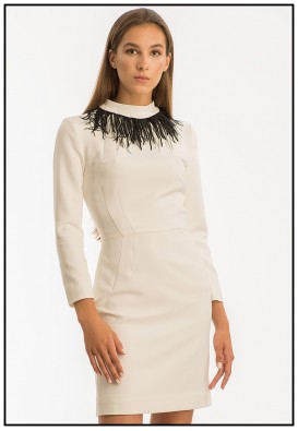 Біла сукня з прикрасою із пір'я страуса