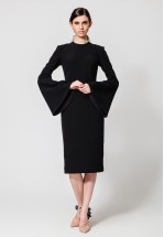 Чорна сукня-футляр із рукавами-кльош