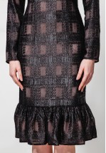 Чорна сукня міді зі збіркою