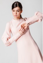 Ділова сукня в пудровому кольорі