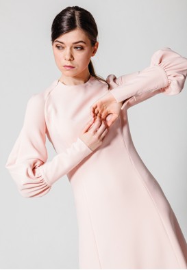 Ділова сукня в пудровому кольорі