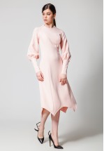 Ділова сукня в пудровому кольорі