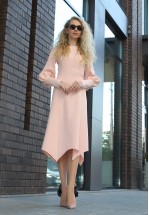 Ділова сукня в пудровому кольорі