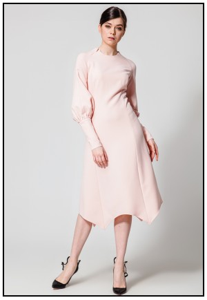 Ділова сукня в пудровому кольорі