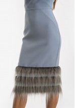 Блакитна сукня міді з хутряним манжетом по подолу