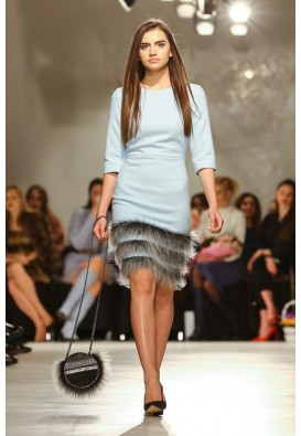 Блакитна сукня міді з хутряним манжетом по подолу