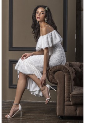 Коктейльна біла сукня з воланами