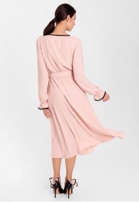 Коктейльна сукня міді в пудровому кольорі