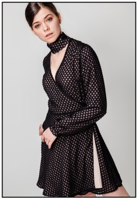 Сукня міні на запах із чокером